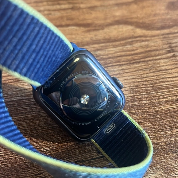 Apple Watch Series 5 - GPS - LTE - Picture 3 of 5